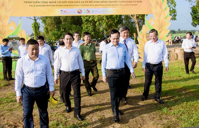 Phó Thủ tướng Chính phủ Trần Lưu Quang đến tham dự lễ phát động khai Đề án Phát triển bền vững một triệu hecta chuyên canh lúa chất lượng cao và phát thải thấp gắn với với tăng trưởng xanh vùng ĐBSCL đến năm 2030&quot;.