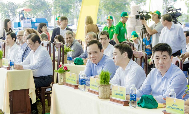 Phó Thủ tướng Chính phủ Trần Lưu Quang cùng các đại biểu tham dự lễ phát động.
