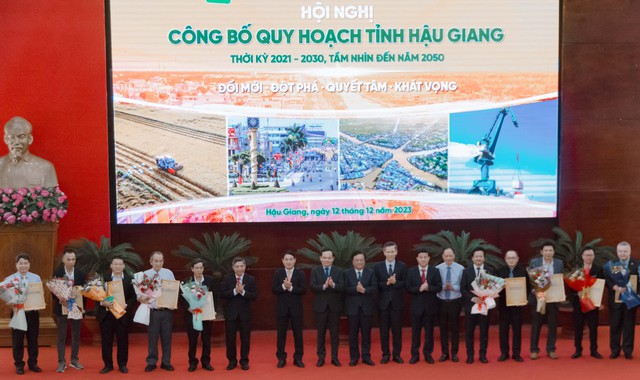 Phó Thủ tướng Chính phủ Trần Lưu Quang, Bộ trưởng Bộ NN&PTNT cùng lãnh đạo tỉnh Hậu Giang chụp ảnh lưu niệm với các nhà đầu tư tại buổi trao giấy chứng nhận đầu tư.