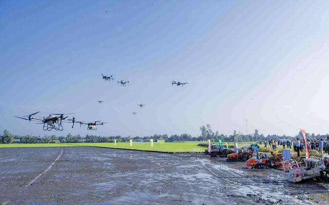 Các máy bay (Drone) sử dụng trong nông nghiệp trình diễn tại buổi lễ.
