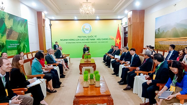 Phó Thủ tướng Chính phủ Trần Lưu Quang tiếp các Trưởng đoàn các tổ chức Quốc tế, Viện nghiên cứu quốc tế, NGO Quốc tế tham dự Festival.