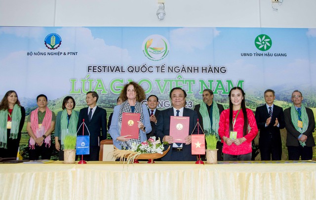 Lễ ký kết giữa Bộ NN&PTNT Việt Nam và Ngân hàng Thế giới.