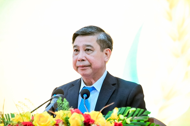 Chủ tịch UBND tỉnh Hậu Giang phát biểu chia sẻ tại Hội thảo.