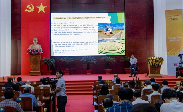 PGS.TS. Nguyễn Phú Son - Trường Kinh tế, Trường Đại học Cần Thơ chia sẻ tại hội thảo.