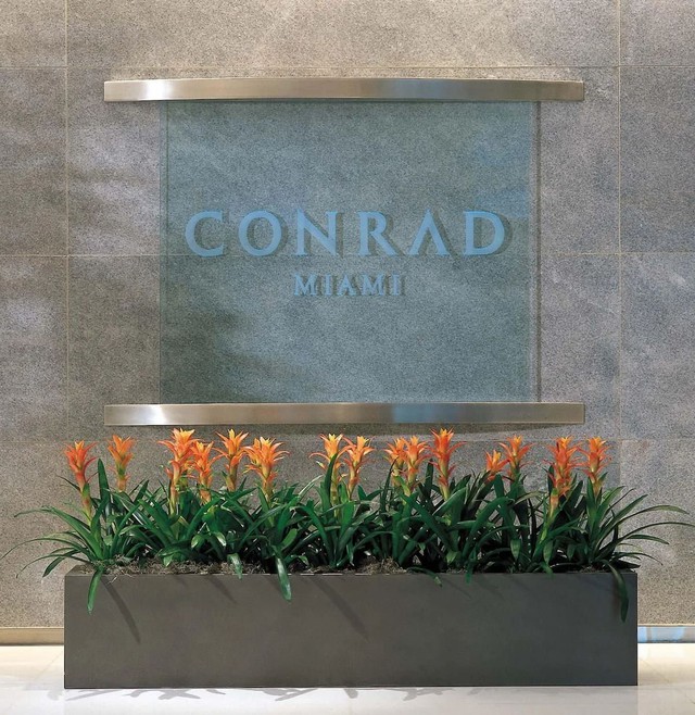 Ngay từ tầng trệt, Conrad Miami đã bố trí hoa và âm nhạc để làm tăng trải nghiệm của khách hàng. Nguồn: Origin