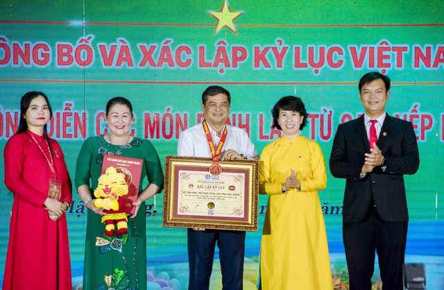 Viện Kỷ lục Việt Nam trao kỷ lục cho lãnh đạo Sở Văn hóa, Thể thao và Du lịch tỉnh Hậu Giang.