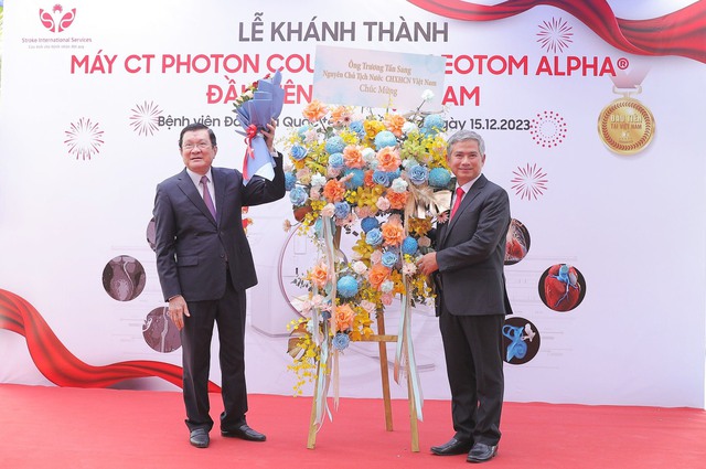 Nguyên Ủy viên Bộ Chính trị, Nguyên Chủ tịch nước Trương Tấn Sang tặng lẵng hoa chúc mừng lễ khánh thành đưa vào hoạt động máy CT PHOTON Counting Naeotom Alpha.