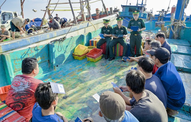 Cán bộ chuyên trách đồn Biên phòng Gành Dầu, tuyên truyền cho ngư dân ý thức trong khai thác, không dùng kích điện, thuốc nổ để đánh bắt hải sản.