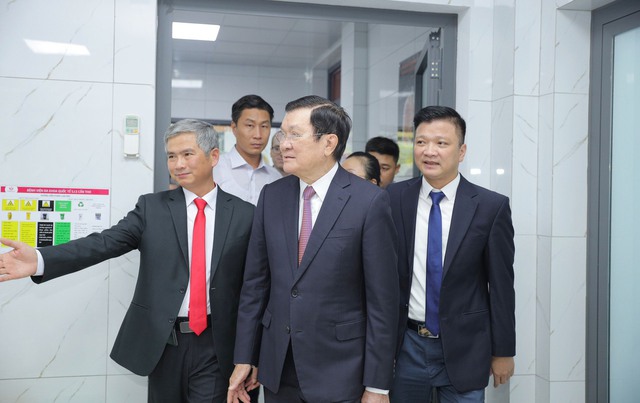 TS.BS Trần Chí Cường giới thiệu về cơ sở vật chất Bệnh viện Đa khoa Quốc tế S.I.S Cần Thơ cho Nguyên Chủ tịch nước Trương Tấn Sang.