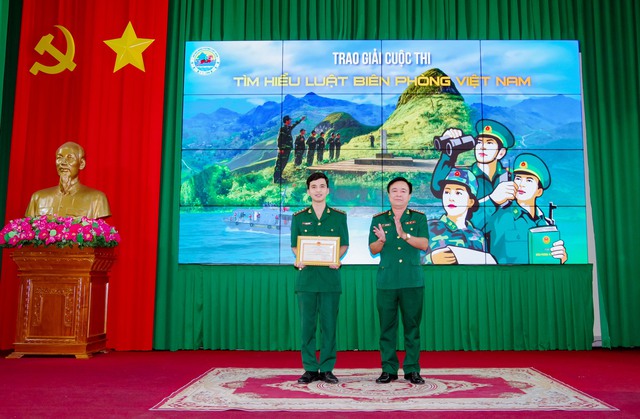 Đại tá Nguyễn Trìu Mến - Bí thư Đảng ủy, Chính ủy BĐBP tỉnh Sóc Trăng trao giấy khen và giải thưởng cho đồng chí Thượng úy Dương Xuân Lộc.