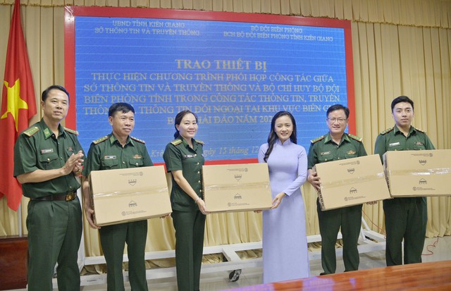 Bà Lê Thị Phà Ca, Phó Giám đốc Sở Thông tin và Truyền thông tỉnh trao các thiết bị thông tin, tuyên truyền cho phía BĐBP tỉnh.