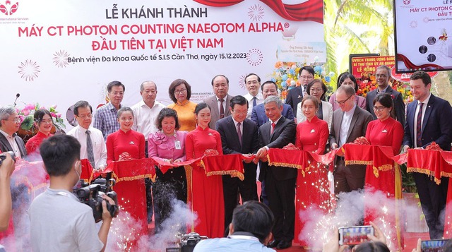 Nguyên Chủ tịch nước Trương Tấn Sang và các đại biểu cắt băng khánh thành máy CT PHOTON Counting Naeotom Alpha.