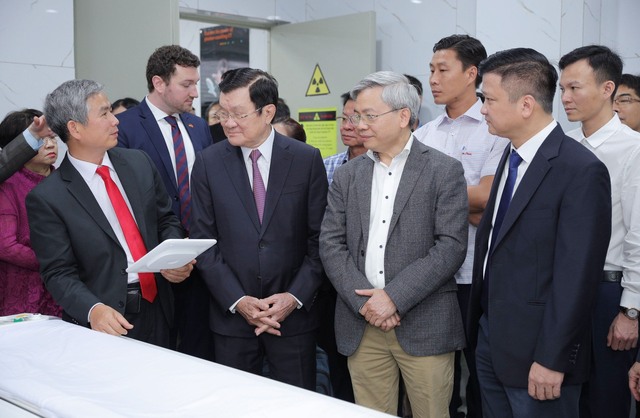 TS.BS Trần Chí Cường giới thiệu hiệu quả của máy CT PHOTON Counting Naeotom Alpha cho Nguyên Chủ tịch nước Trương Tấn Sang và các đại biểu tham dự.