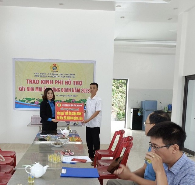 Phó Chủ tịch Công đoàn huyện Tiền Hải  Lê Thị Thuận trao kinh phí hỗ trợ xây nhà cho đoàn viên Phan Văn Nguyên. Ảnh: Bá Mạnh