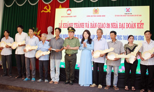 Thiếu tướng Đinh Văn Nơi, Giám đốc Công an tỉnh Quảng Ninh cùng đại diện Tập đoàn Công nghiệp Than khoáng sản Việt Nam trao chìa khóa tượng trưng và quà tặng các hộ gia đình.