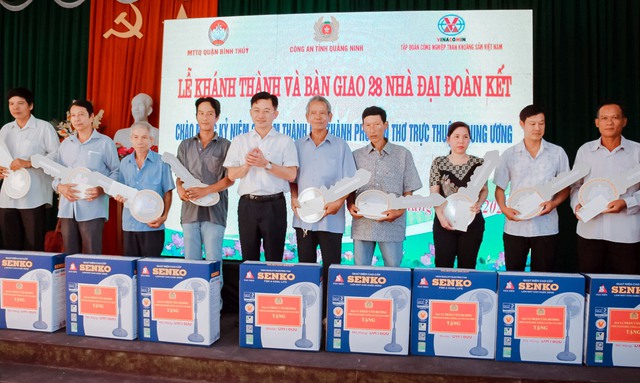 Đại tá Trần Văn Dương, Phó Giám đốc Công an TP Cần Thơ tặng quà các hộ gia đình.