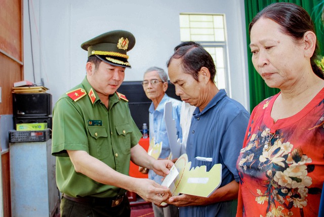 Thiếu tướng Đinh Văn Nơi trao quà tặng các hộ gia đình.