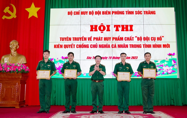Thượng tá Hà Huy Trường, Chủ nhiệm Chính trị BĐBP tỉnh Sóc Trăng trao giấy khen cho các tập thể đạt giải cao tại hội thi.