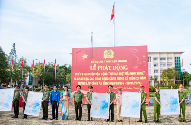 Đại tá Nguyễn Thanh Tràng - Phó Bí thư Đảng ủy, Phó Giám đốc Công an tỉnh Hậu Giang tặng bản đồ Việt Nam cho công an các đơn vị, địa phương.