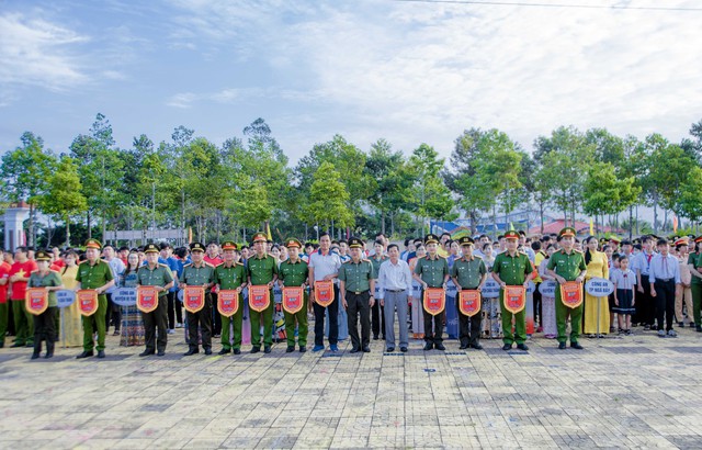 Đại tá Nguyễn Thanh Tràng - Phó Bí thư Đảng ủy, Phó Giám đốc Công an tỉnh Hậu Giang tặng cờ lưu niệm cho các đơn vị tham gia giải bóng chuyền Công an tỉnh.