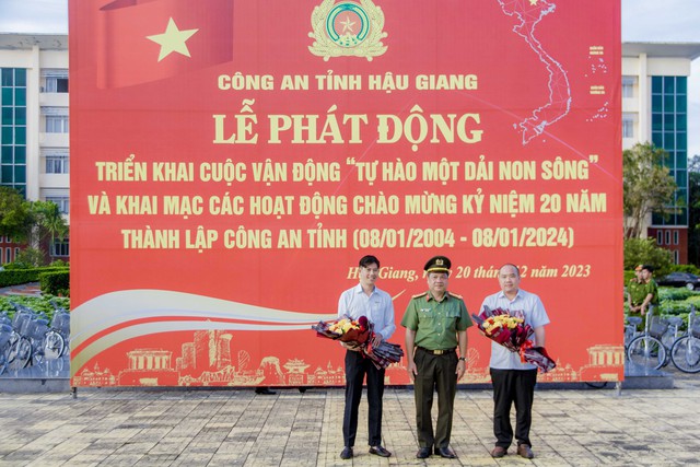 Đại tá Nguyễn Thanh Tràng - Phó Bí thư Đảng ủy, Phó Giám đốc Công an tỉnh Hậu Giang tặng hoa cho các nhà tài trợ.