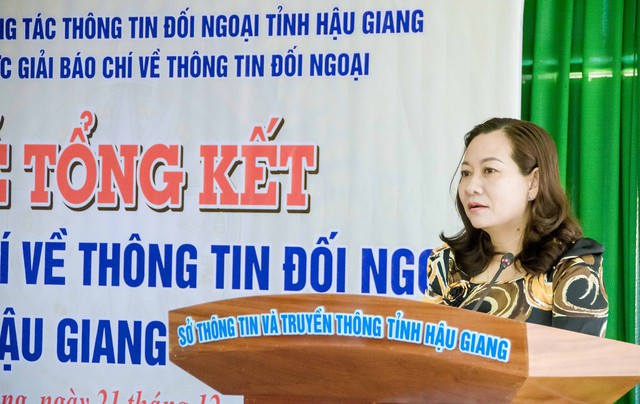 Phó Giám đốc Sở Thông tin và Truyền thông tỉnh Hậu Giang Trần Thị Xuân Trang phát biểu tổng kết Giải báo chí về thông tin đối ngoại tỉnh.