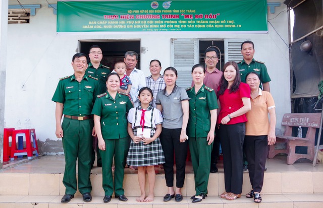 Hội Phụ nữ BĐBP tỉnh trao kinh phí hỗ trợ và tặng quà cho cháu Nguyễn Đình.