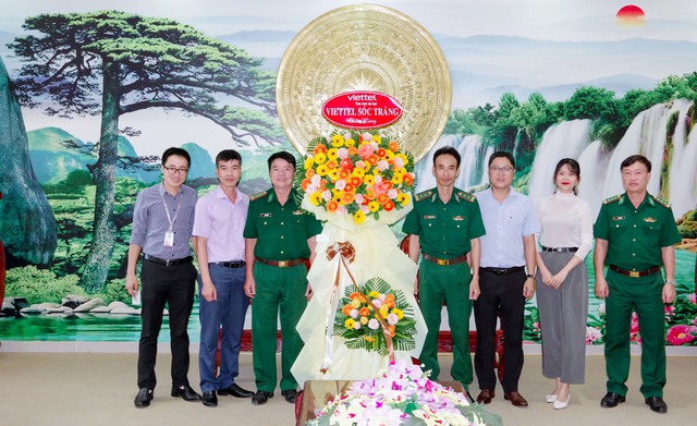 Tập đoàn Công nghiệp - Viễn thông Quân đội Viettel Sóc Trăng tặng hoa chúc mừng BĐBP tỉnh Sóc Trăng nhân dịp 79 năm ngày thành lập QĐND Việt Nam.