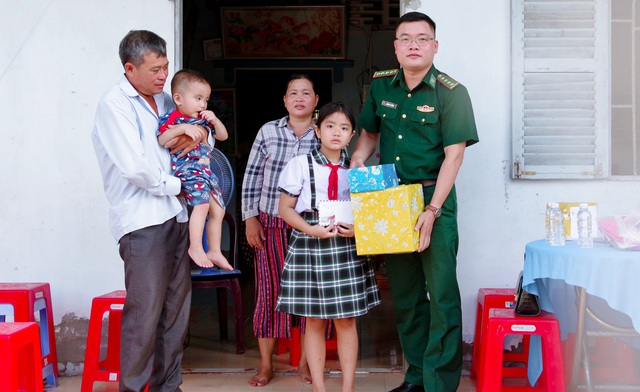 Đồn Biên phòng Trung Bình tặng quà cho cháu Nguyễn Đình.
