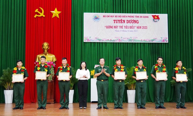 Đại tá Lê Hoàng Việt - Phó Chính uỷ BĐBP tỉnh An Giang tuyên dương Gương mặt trẻ tiêu biểu năm 2023.