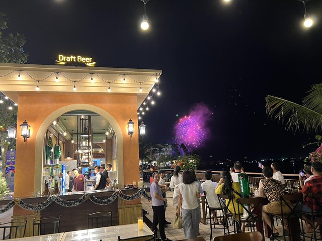 Điểm nhấn của VUI-Fest Bazaar là hàng đêm du khách đều có thể ngắm pháo hoa của show diễn Kiss of the Sea từ xa