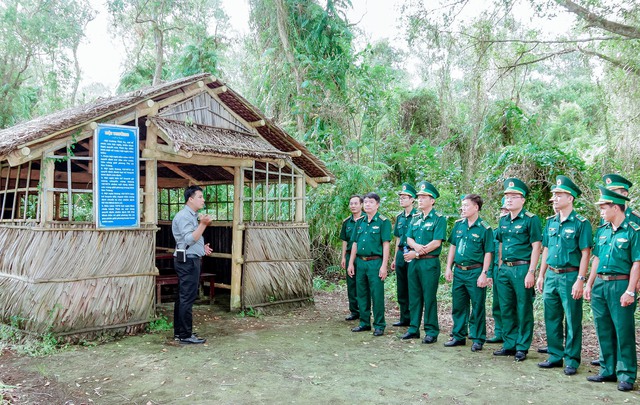 Cán bộ, chiến sĩ BĐBP tỉnh tham quan học tập truyền thống tại di tích lịch sử - văn hóa Khu căn cứ Tỉnh ủy tại rừng tràm Mỹ Phước.