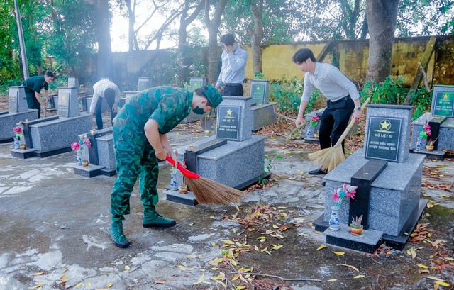 Chi đoàn đồn Biên phòng Trung Bình, phối hợp với tổ chức đoàn địa phương làm vệ sinh tại khuôn viên nghĩa trang Liệt sĩ huyện Trần Đề.
