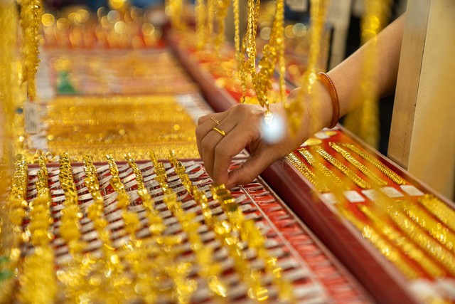 Giá vàng hôm nay 22/12: Tiếp đà thẳng tiến lên gần 76 triệu đồng/lượng- Ảnh 1.