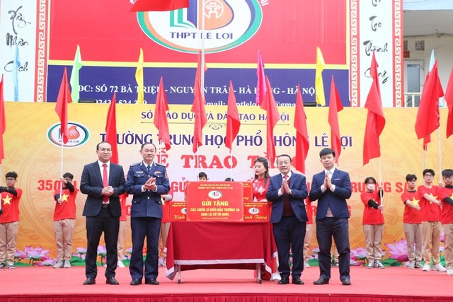 Hà Đông (Hà Nội): Trường THPT Lê Lợi trao tặng 3.500 lá Quốc kỳ cho các chiến sĩ hải đảo Trường Sa- Ảnh 2.