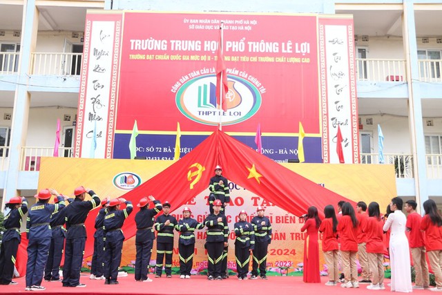 Hà Đông (Hà Nội): Trường THPT Lê Lợi trao tặng 3.500 lá Quốc kỳ cho các chiến sĩ hải đảo Trường Sa- Ảnh 5.