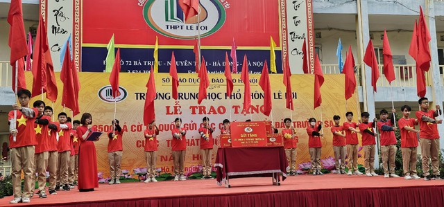 Hà Đông (Hà Nội): Trường THPT Lê Lợi trao tặng 3.500 lá Quốc kỳ cho các chiến sĩ hải đảo Trường Sa- Ảnh 6.