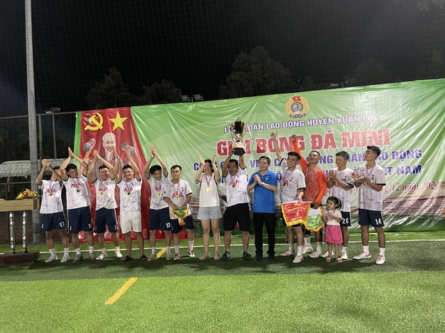 Xuân Lộc (Đồng Nai): Tổ chức giải bóng đá chào mừng Đại hội XIII Công đoàn Việt Nam- Ảnh 3.