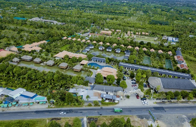 Cần Thơ Eco Resort là khu nghỉ dưỡng sinh thái nằm trên tuyến Quốc lộ 61C, ấp Nhơn Thuận, xã Nhơn Nghĩa, huyện Phong Ðiền (TP Cần Thơ), cách trung tâm TP Cần Thơ khoảng 16km.
