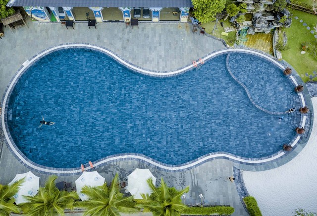Bên trong khuôn viên khu nghỉ dưỡng còn có hồ bơi nước mặn lớn nhất ở Cần Thơ với diện tích 400m2 được thiết kế như bãi biển thu nhỏ.