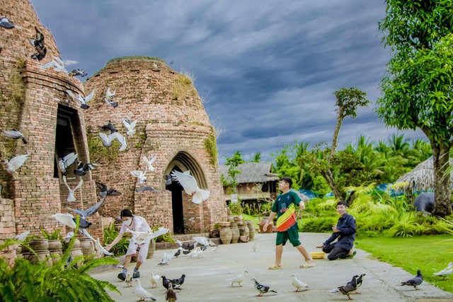 Đến Cần Thơ Eco Resort du khách còn được trải nghiệm cho bồ câu ăn lúa và hòa nhịp vào cánh chim bay.