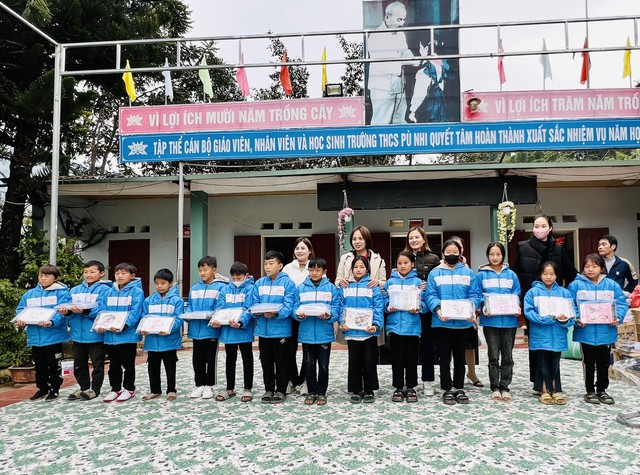 Thanh Hóa: 100 học sinh ở huyện vùng cao Mường Lát được tặng áo ấm, vở viết- Ảnh 2.