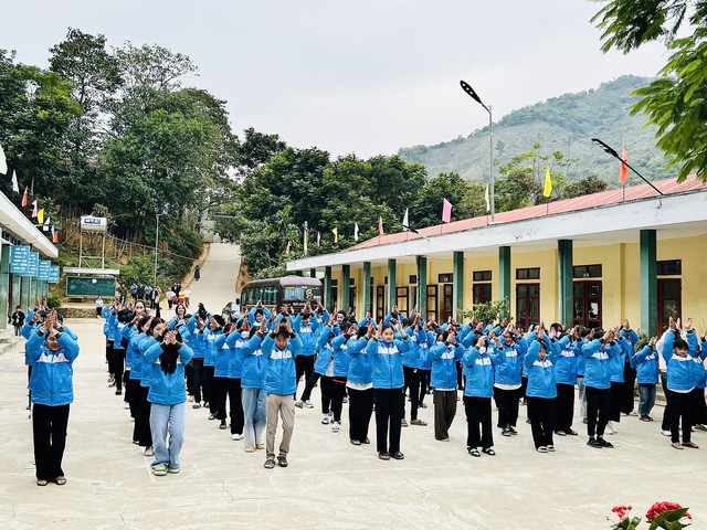 Thanh Hóa: 100 học sinh ở huyện vùng cao Mường Lát được tặng áo ấm, vở viết- Ảnh 1.