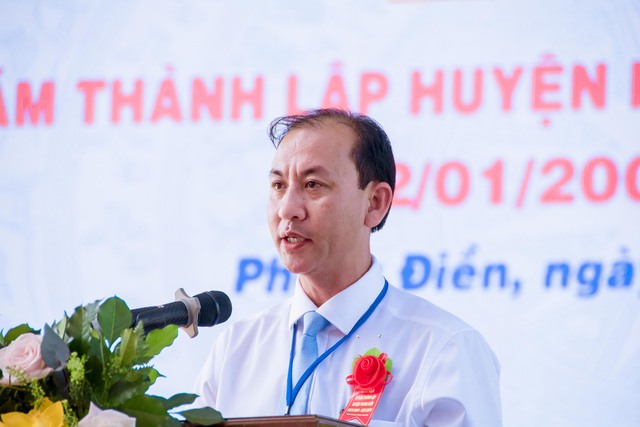 Chủ tịch UBND huyện Phong Điền Nguyễn Trung Nghĩa đọc diễn văn tại lễ kỷ niệm 20 năm thành lập huyện (02/01/2004 - 02/01/2024).