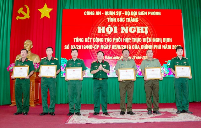 Đại tá Trần Quốc Khởi, Chỉ huy trưởng Bộ Chỉ huy Quân sự tỉnh Sóc Trăng trao Bằng khen của UBND tỉnh cho các tập thể.