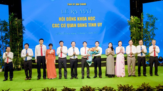 Bí thư Tỉnh ủy Hậu Giang Nghiêm Xuân Thành tặng hoa chúc mừng Hội đồng Khoa học các cơ quan Đảng Tỉnh uỷ.