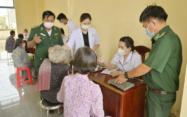 Các y, bác sĩ phòng khám đa khoa Vạn Phước, quân y đồn Biên phòng cửa khẩu Quốc tế Hà Tiên khám bệnh, phát thuốc cho người dân 2 bên biên giới.