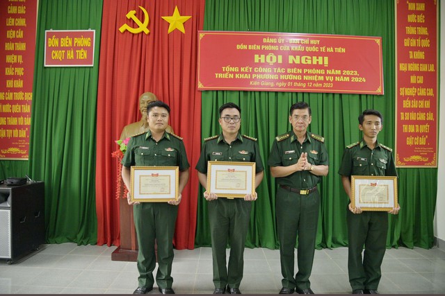 Đại tá Huỳnh Văn Đông - Bí thư Đảng ủy, Chính ủy BĐBP tỉnh Kiên Giang trao Giấy khen cho các tập thể và cá nhân có thành tích xuất sắc trong năm 2023.