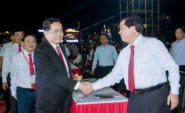 Phó Chủ tịch Thường trực Quốc hội Trần Thanh Mẫn với đại biểu tham dự lễ khai mạc.