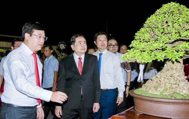 Phó Chủ tịch Thường trực Quốc hội Trần Thanh Mẫn và Bí thư Tỉnh ủy Đồng Tháp Lê Quốc Phong tham quan cây kiểng trưng bày tại Festival.